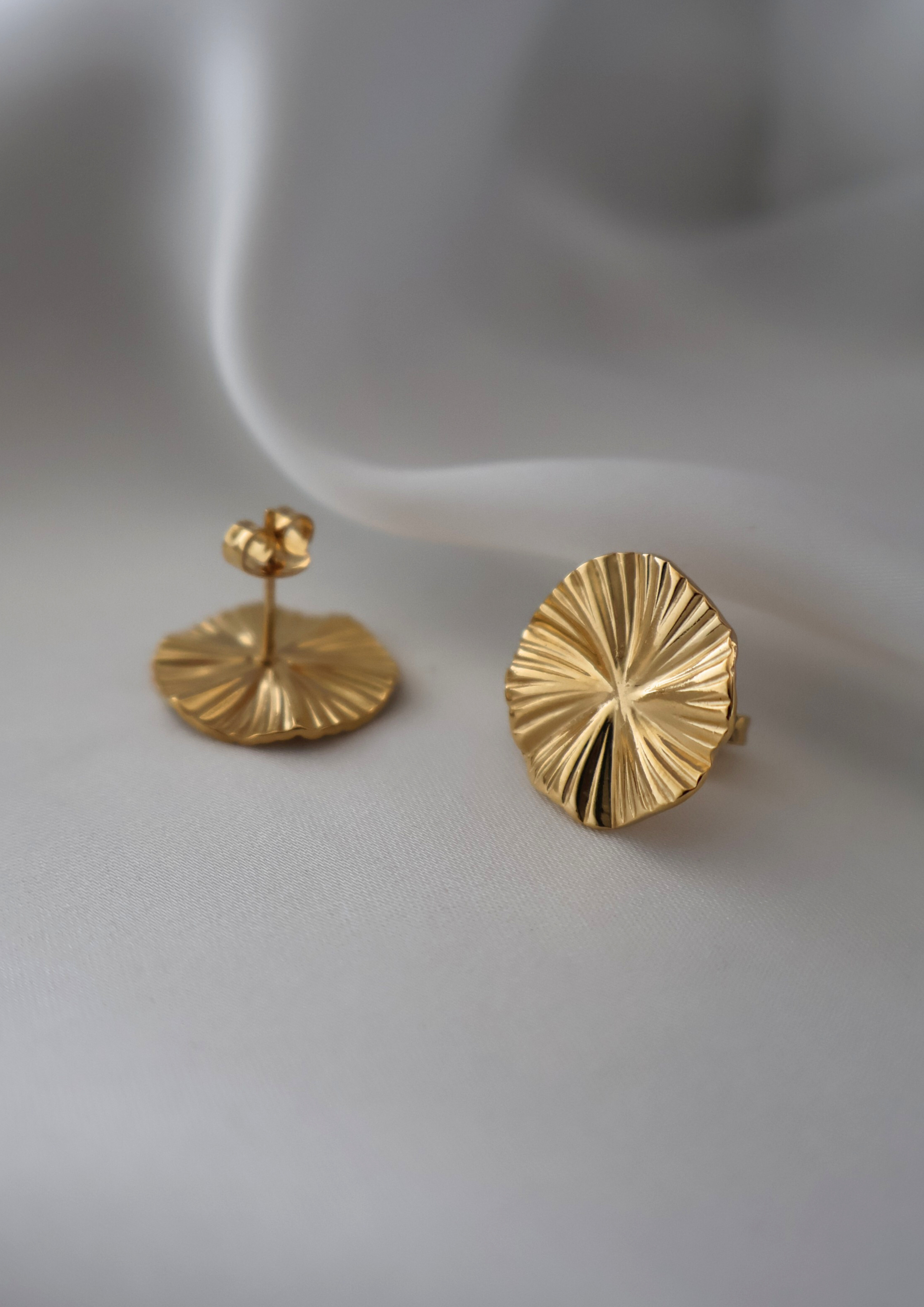 Nuvea Ohrstecker I Gold
