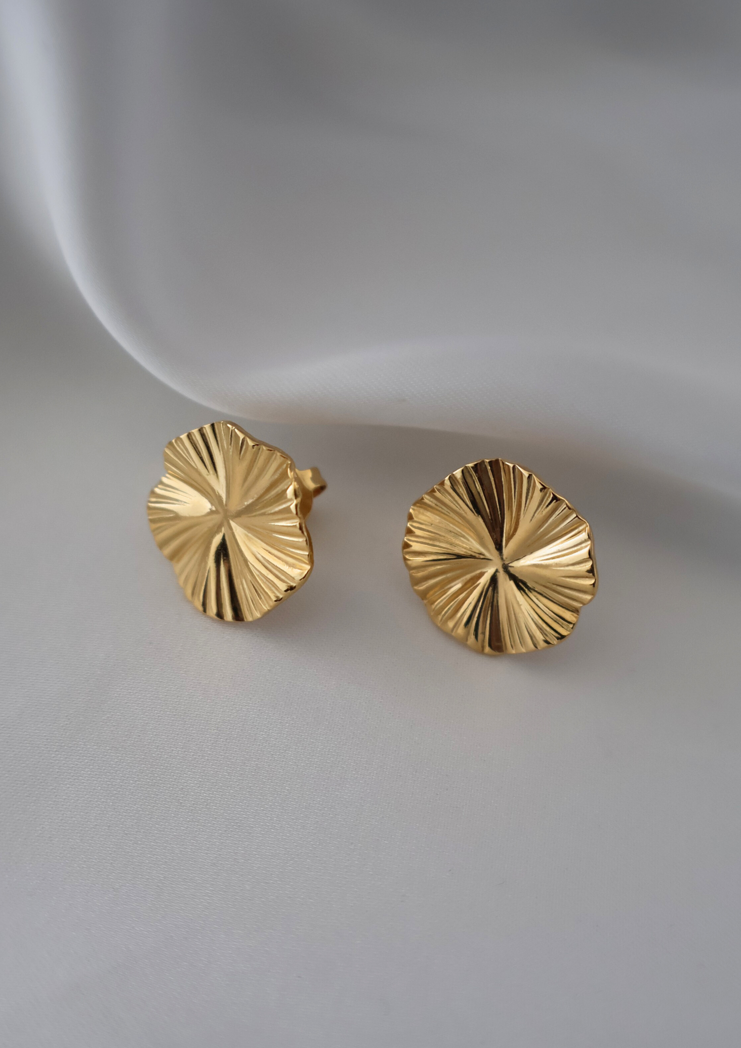Nuvea Ohrstecker I Gold