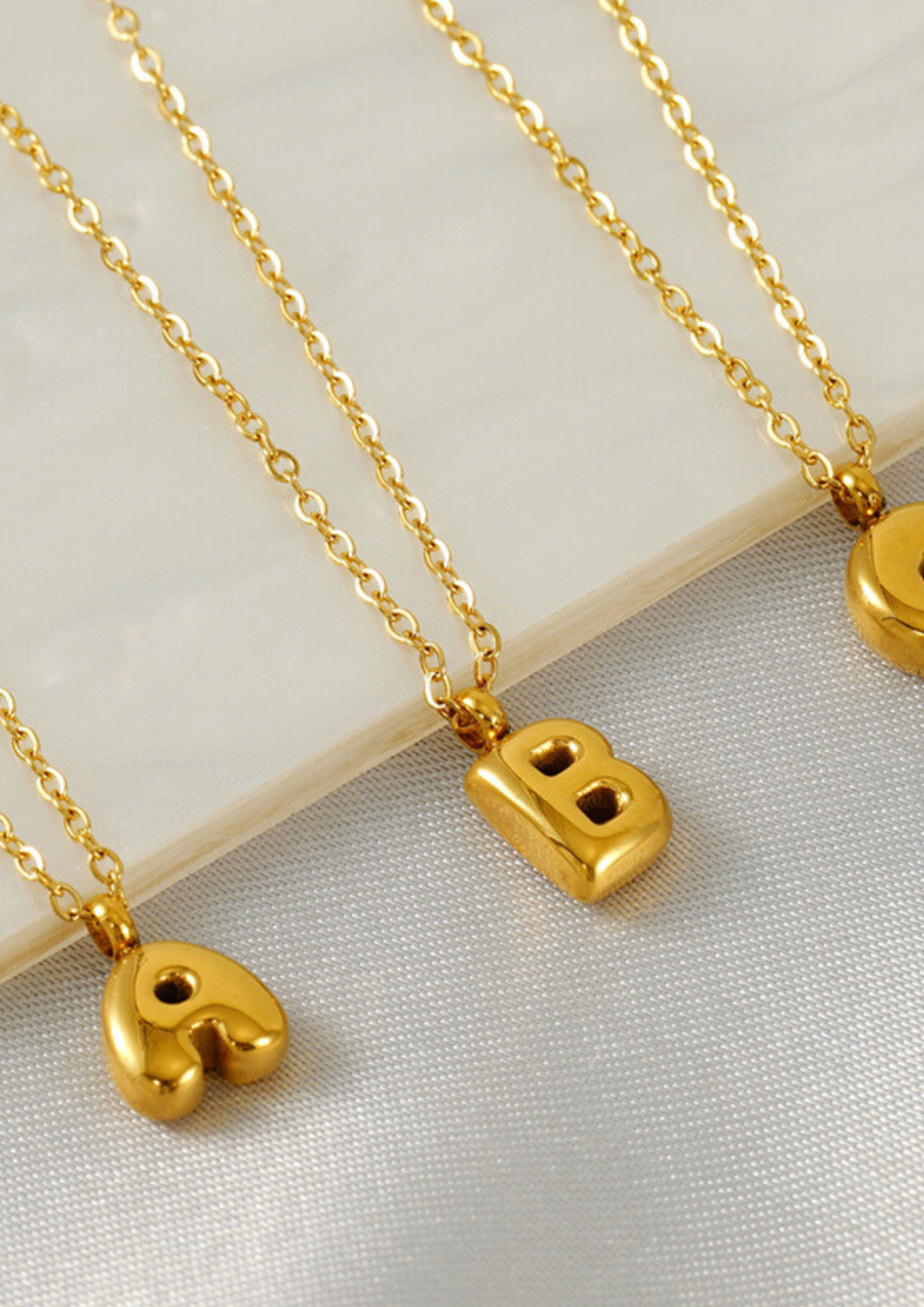Letter Halskette I Gold