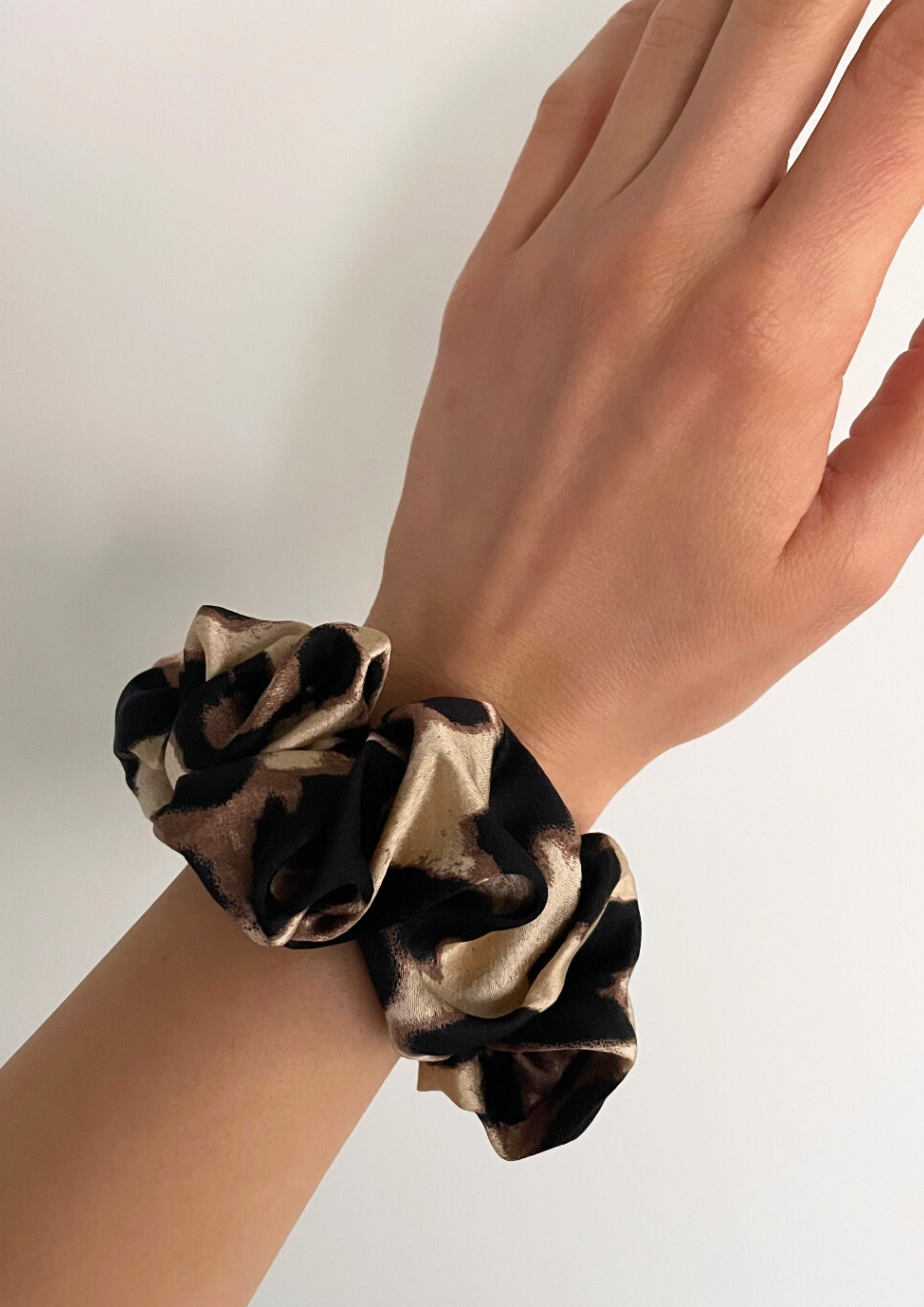 Leo Scrunchie (dunkel)