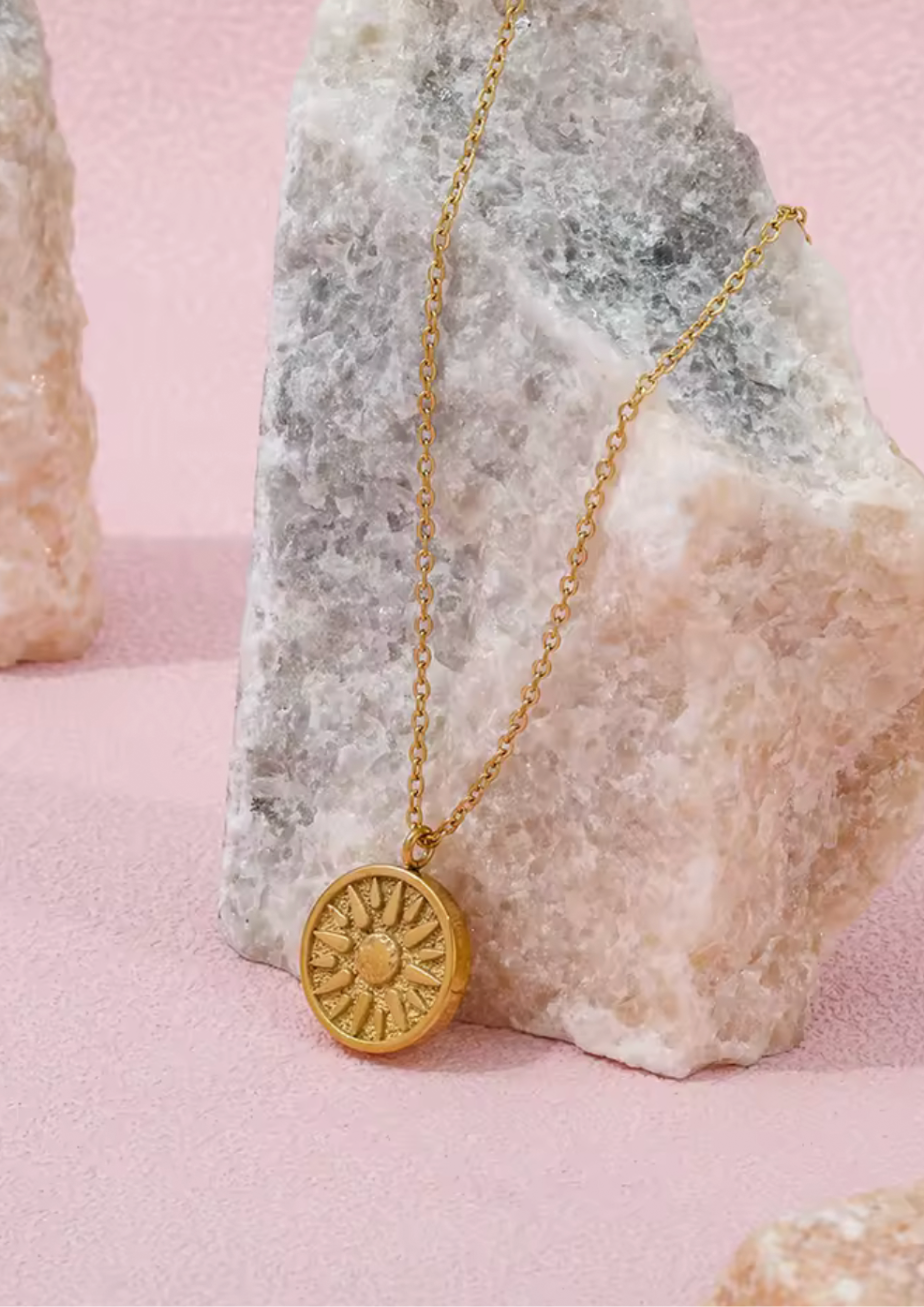 Ionis Halskette I Gold