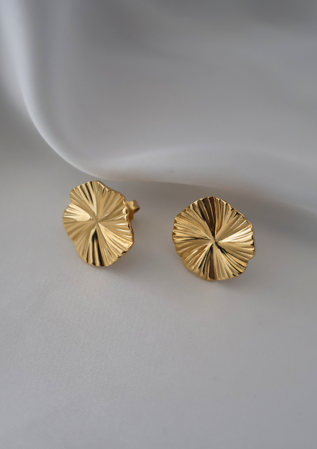 Nuvea Ohrstecker I Gold