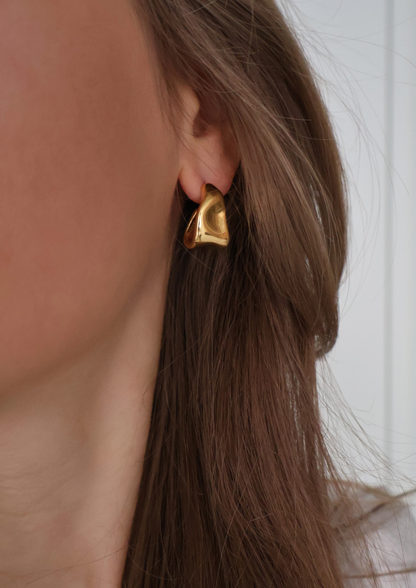 Sculpted stud earrings | Gold