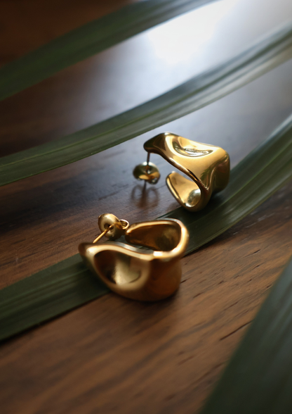 Sculpted stud earrings | Gold