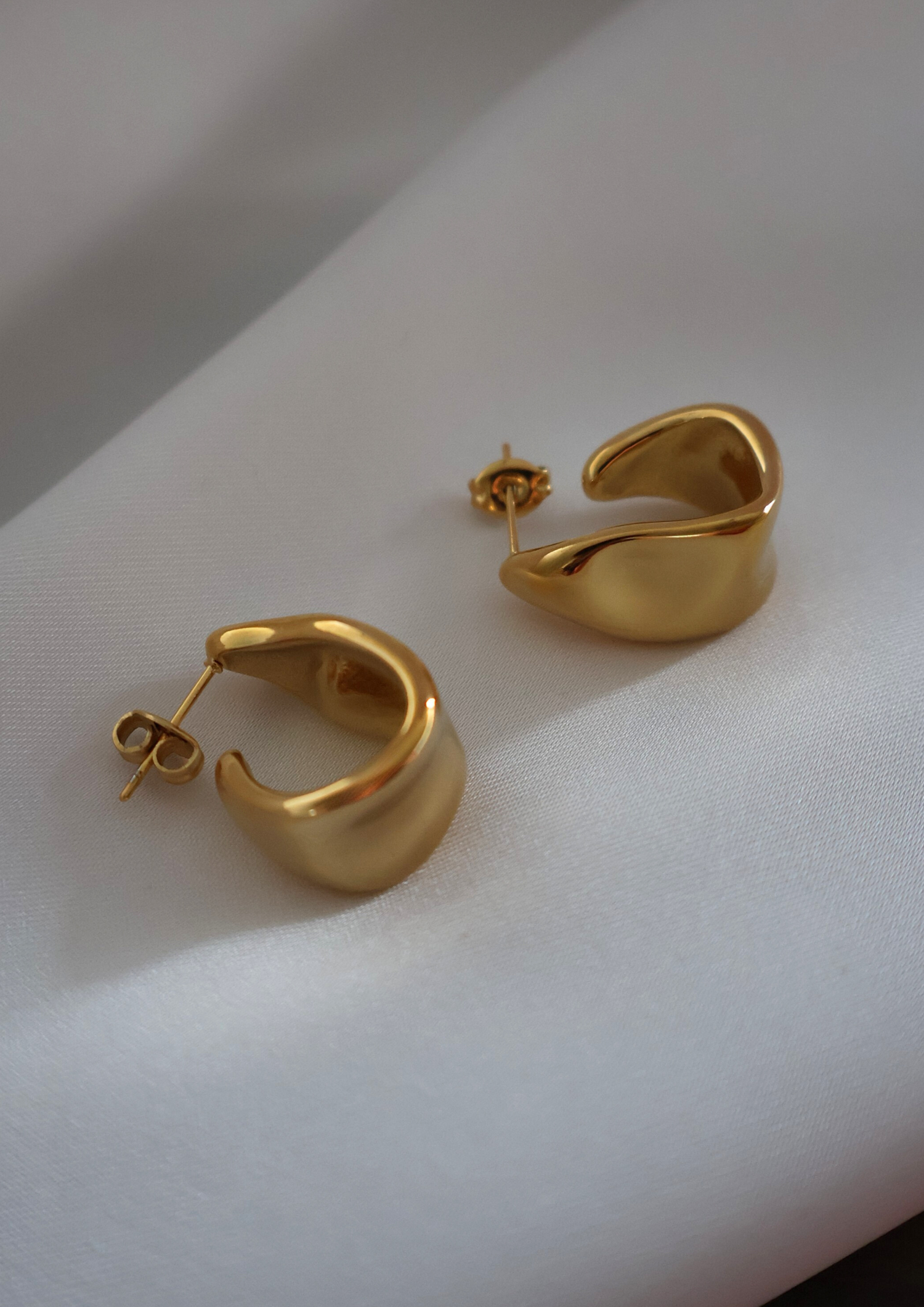 Sculpted Ohrstecker I GOLD