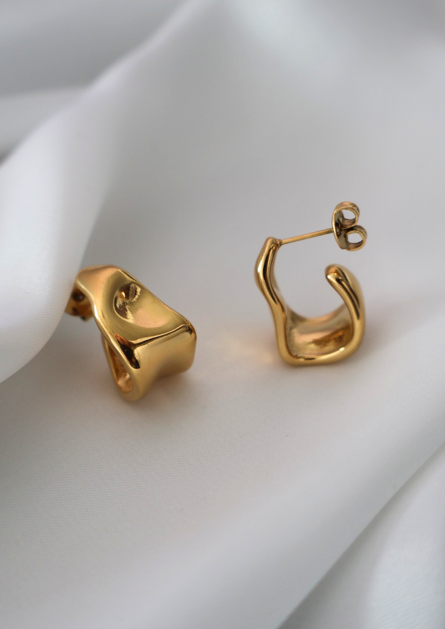 Sculpted stud earrings | Gold