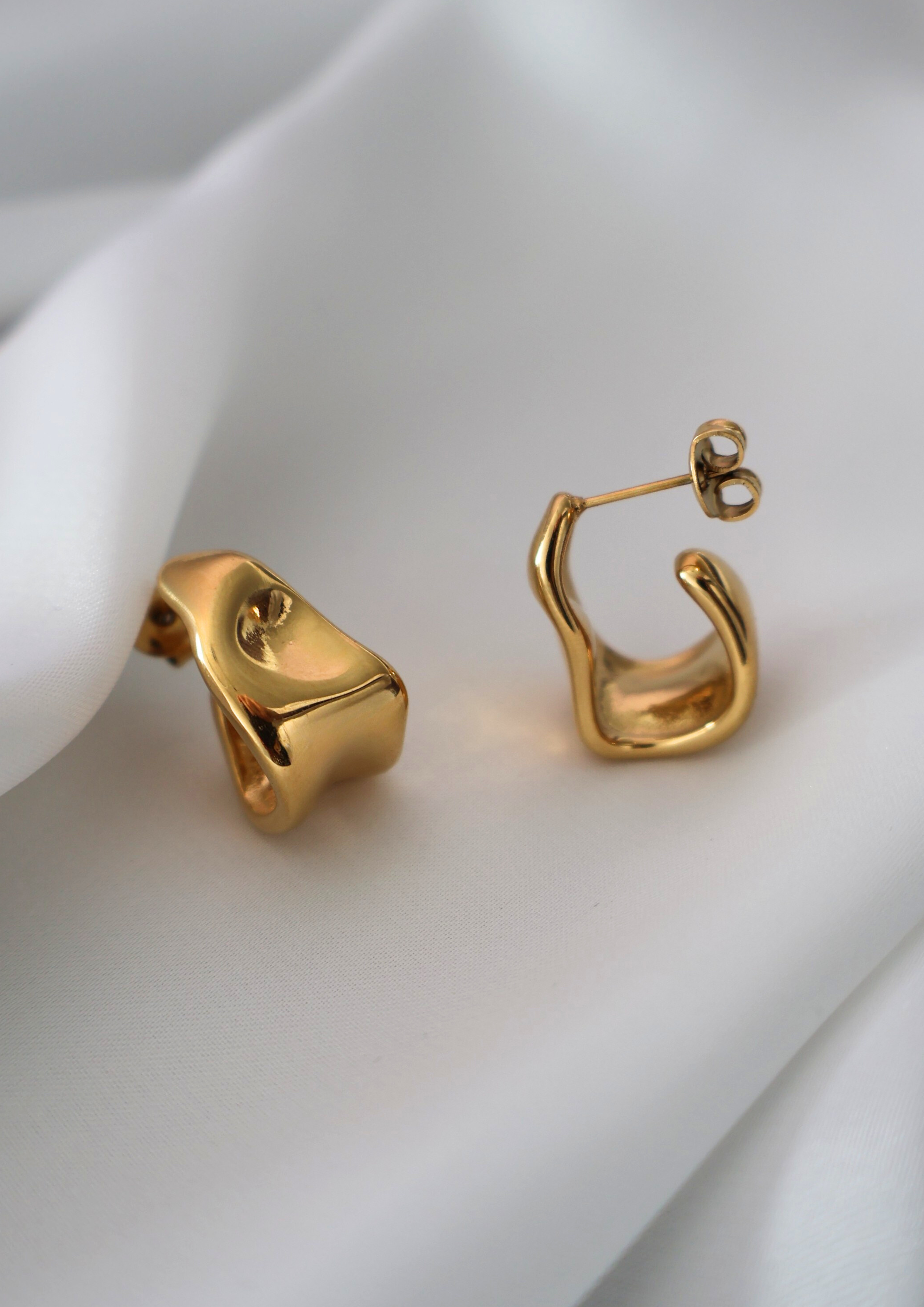 Sculpted stud earrings | Gold